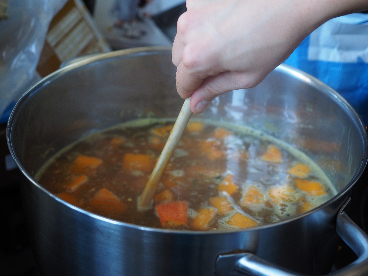 温馨厨房里的治愈时光——家常煲汤食谱大全，一锅热气腾腾的爱